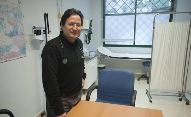 Juan Bellón, ayer en su consulta del centro de salud de El Palo. /Francis Silva