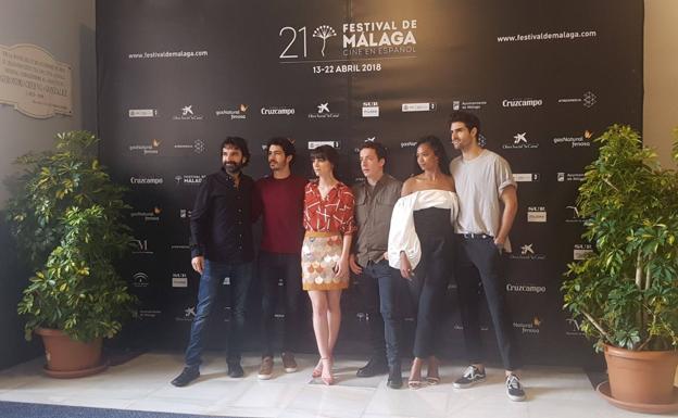 El director de cine, Mateo Gil, y los actores, Chino Darín, Vicky Luengo, Vito Sanz, Berta Vázquez y Juan Betancourt, posan ante los medios./Salvador Salas