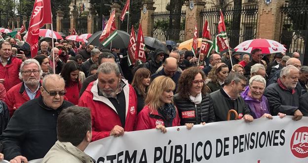 Carmen Castilla y Nuria López, dirigentes de UGT y CC OO en Andalucía. :: efe/