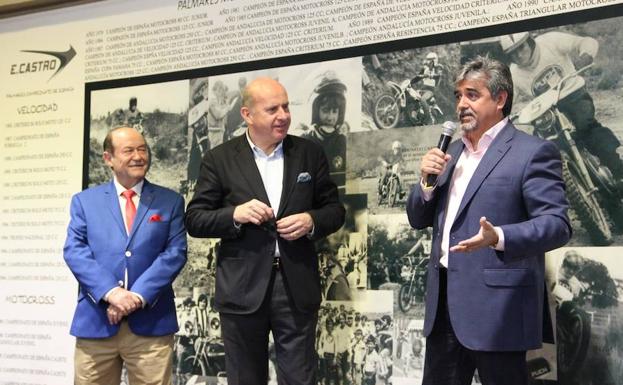 Eduardo Castro (izda.), con el presidente de Yamaha Europa, Eric De Seynes, y el director general de la marca en España, Víctor Gonzalez, en la inauguración de la tienda renovada. El decorado son fotos suyas de corredor de motocross./SUR