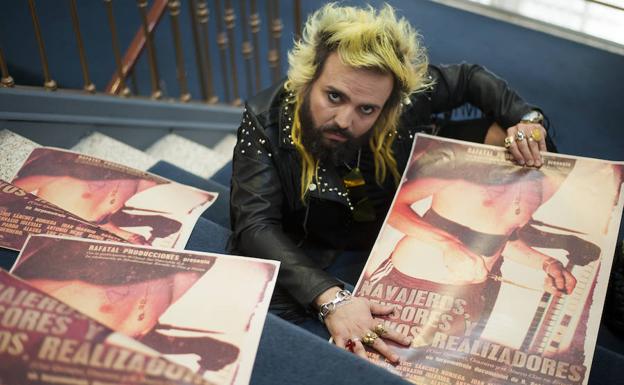 Rafatal, en las escaleras del Teatro Cervantes, con el cartel del documental que estrena hoy en el Teatro Echegaray./Francis Silva