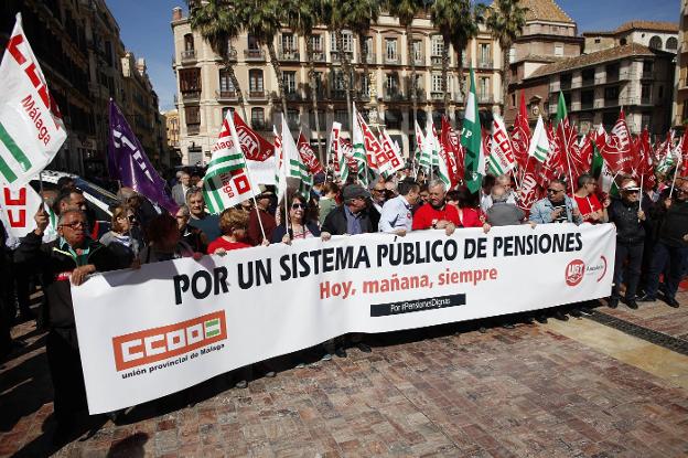 Cabecera de la manifestación en la plaza de la Constitución. :: migue fernández /