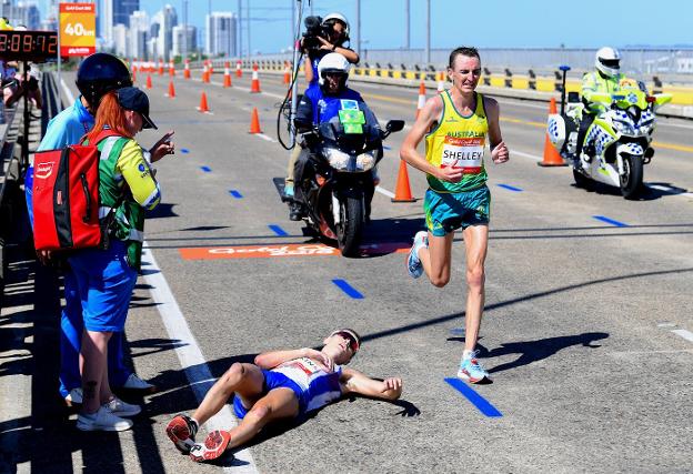 Callum Hawkins, en el suelo, ve pasar a su rival Mike Shelley. :: reuters
/