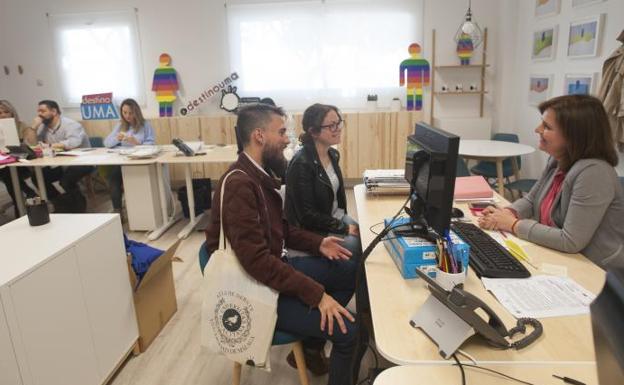 Primeros alumnos en la flamante Oficina de Atención al Estudiante en Teatinos. /Francis Silva