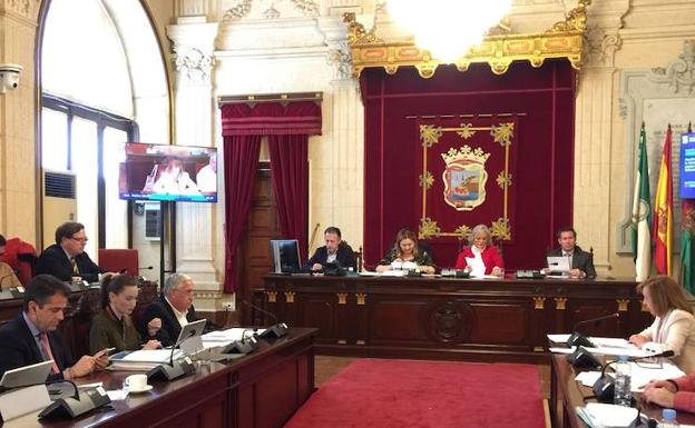 Teresa Porras, en el centro, en la comisión celebrada este lunes. /