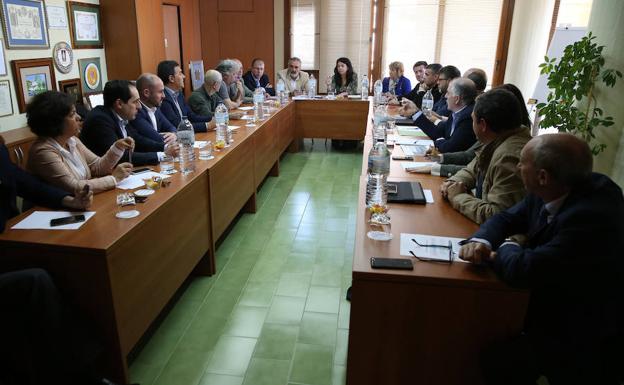 Imagen de la reunión de este lunes. /Salvador Salas
