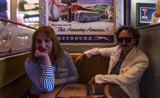 Vanesa Benítez, directora de 'Rota n'Roll', con el productor Daniel Méndez en el bar La Vegas. /FRAN ACEVEDO