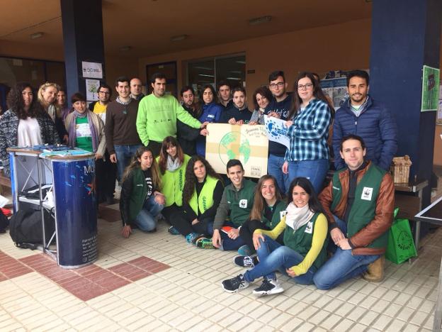 Voluntarios de distintas asociaciones en la Feria de Medio Ambiente celebrada en la entrada de la Facultad de Ciencias. /CRISTINA MORILLA