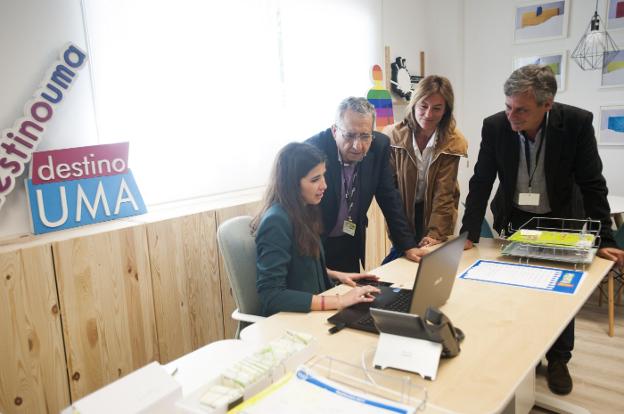 El rector, con la directora de secretariado de Atención al Estudiante, María Jesús Martínez, y el vicerrector de Estudiantes, José Francisco Murillo, en uno de los puestos de trabajo. :: francis silva/