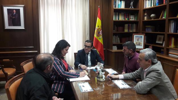 Reunión de los regantes con el subdelegado de Gobierno, Miguel Briones. /SUR
