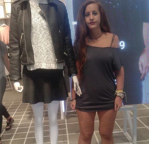 Imagen junto al maniquí que la joven publicó en su Facebook.