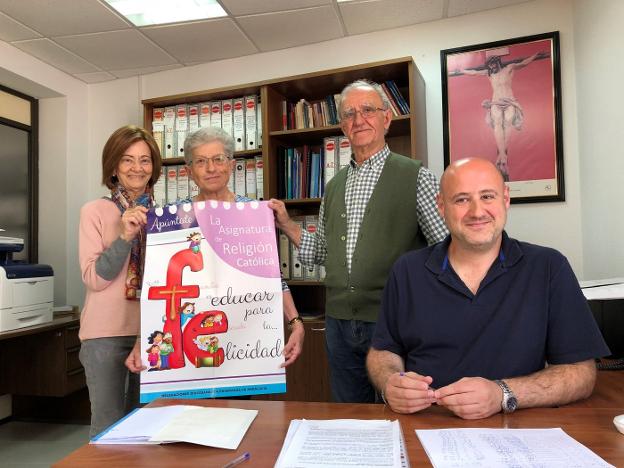 Carmen Velasco sostiene el cartel de la campaÃ±a de ReligiÃ³n junto a otros miembros de la DelegaciÃ³n. sur/