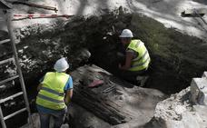 Restos que han aparecido bajo la calzada central./Ñito Salas