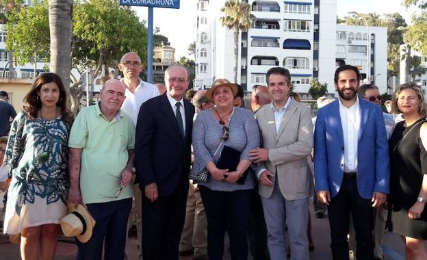 Familiares y autoridades posan junto a la placa de Carmencita.