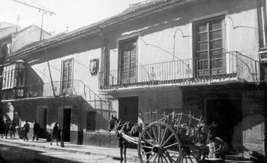 Aspecto de la calle Carretería a finales de los años 40, con una carreta de mercancías en primer término/archivo juan temboury