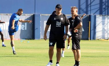 Pepe Mel conversa con Nacho durante el entrenamiento de este jueves./mavalphoto