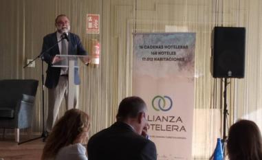 Gallardo presenta el evento de la Alianza Hotelera, celebrada en el hotel B Bou La Viñuela./SUR