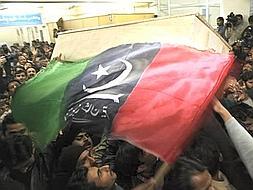 El ataud de Bhutto a la salida del hospital donde ha fallecido. /AP/