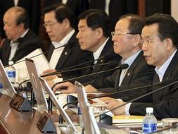 El primer ministro surcoreano, Han Seung-soo,en una reunión de su Ejecutivo. /AP/