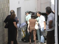 Miembros de la Guardia Civil retiran el cadáver de Paulina R.R., una anciana de 81 años, que ha fallecido esta tarde en la localidad cordobesa de Carcabuey presuntamente a manos de su marido, Manuel R. J., de 78 años. /EFE/