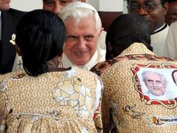 El Papa Benedicto XVI bendice a sus fieles en el Centro Paul Leger de Yaoundé, Camerún. /Efe/