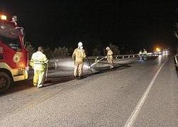 Los bomberos actúan en la zona tras retirar los vehículos. / A. Aguilar/