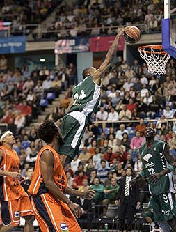Marcus Haislip, en una jugada del partido. / CARLOS MORET/