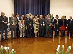 ENTUSIASMO. Los galardonados, junto a las autoridades, muestran su estatuilla de metacrilato con el escudo de la Junta de Andalucía./