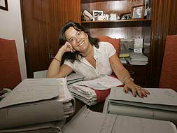 ENTRE PAPELES. Gabriela Domingo se confiesa una apasionada de su trabajo, en el que lleva 21 años. / YOLANDA MONTIEL/