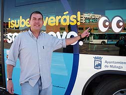 Manuel López Villalobos se encarga también de ayudar socialmente a sus compañeros de la EMT. / A. ROCHE/