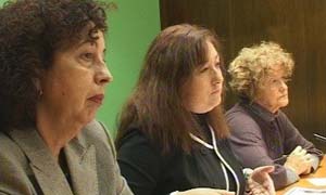 La directora del Instituto Andaluz de la Mujer (IAM), Soledad Pérez; acompañada de la delegada provincial para la Igualdad y Bienestar Social, Amparo Bilbao, y la coordinadora del IAM en Málaga, Pilar Oriente.:: SURtv/