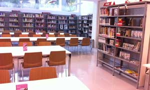 Una de las salas de lectura de la biblioteca. / Carlos Moret/