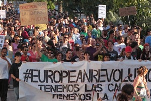 Participantes en la manifestación del movimiento 15-M de esta tarde en Málaga. :: Vídeo y foto: Antonio Salas/
