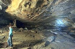 Los investigadores alemanes y españoles también están empleando las nuevas técnicas en la Cueva de Ardales. :: Carlos Moret/