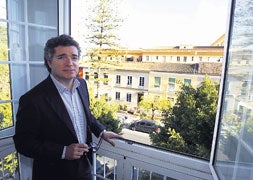 El poeta Álvaro García, en el balcón de su casa.:: Álvaro Cabrera/