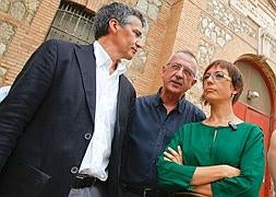 Gámez, con representantes vecinales. / Antonio Salas/