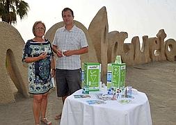 Teresa Porras y Victor Ramos en la presentación de Ecolilla en la playa de la Malagueta/