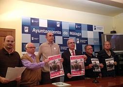 Eduardo Zorrilla y Pedro Moreno Brenes (centro) con carteles de la campaña.:: A. R. M./
