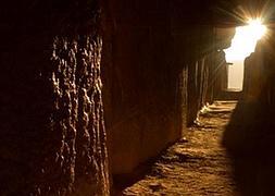 Los rayos de sol iluminan el interior de dolmen de Viera, en una imagen captada por primera vez por Javier Pérez en 2006. JAVIER PÉREZ/