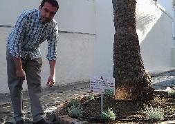 Lauren Salvatierra muestra algunas de las plantas medicinales cultivadas/