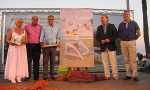 Mari Ángeles Salguero, Jesús Lupiáñez, José Manuel Molina, Francisco Delgado y Emilio Martin , posan junto al cartel/