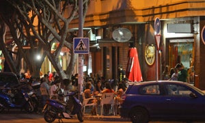Las terrazas se extienden por toda la avenida Plutarco. :: Álvaro Cabrera/