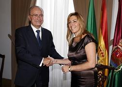 De la Torre recibe a Susana Díaz en el Ayuntamiento.::Foto: Ñito Salas / Vídeo: Rossel Aparicio / Pedro J. Quero/