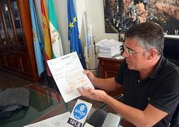 El alcalde de Nerja, José Alberto Armijo, con la documentación remitida por el Ministerio al Ayuntamiento, este mediodía en su despacho. / E. Cabezas/