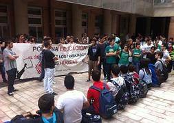Estudiantes protestan con pancartas y una sentada a las puertas de una facultad.:: Carlos Moret/