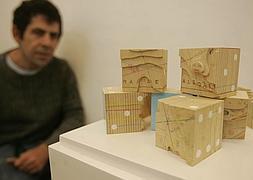 'Mundo mínimo' ofrece los trabajos de 63 artistas y entre las propuestas también hay piezas en tres dimensiones. :: Yhasmina García/