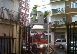 Imagen de una de las actuaciones de los bomberos.:: SUR/
