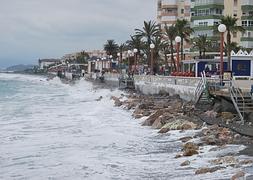 Imagen de una de las regeneraciones de la playa de Ferrara en Torrox. / E. Cabezas/