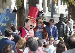 El Sombrerero Loco, junto al libro de La Noche en Blanco en la estatua de Christian Andersen. ::Ñito Salas/