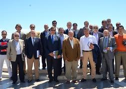 Asistentes al encuentro celebrado hoy en Nerja, en el Balcón de Europa. / E. CABEZAS/